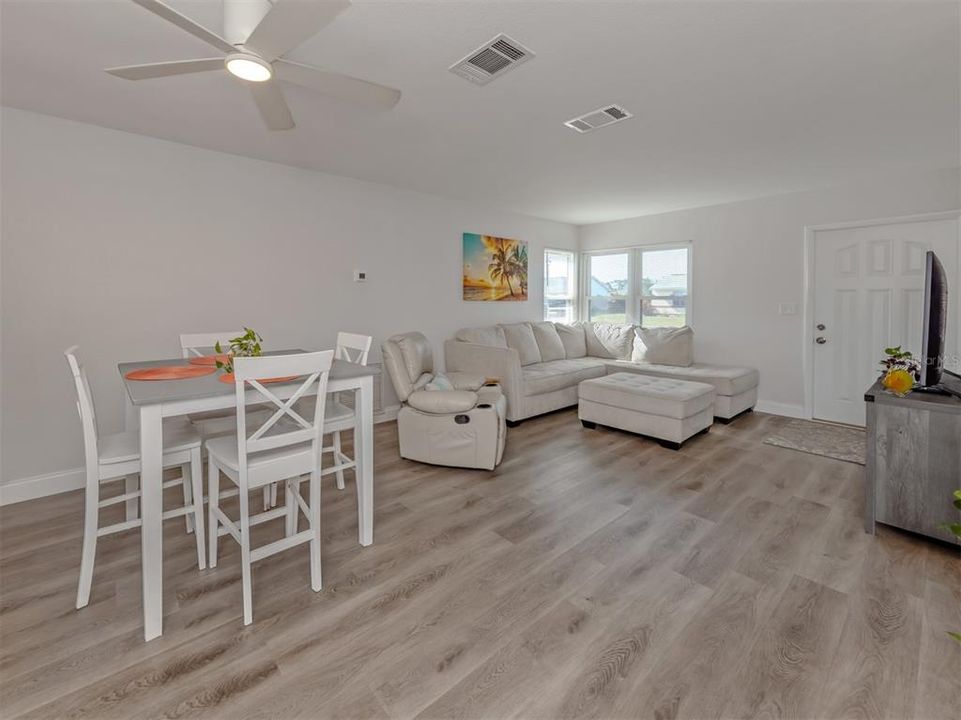 For Sale: $255,000 (2 beds, 2 baths, 912 Square Feet)