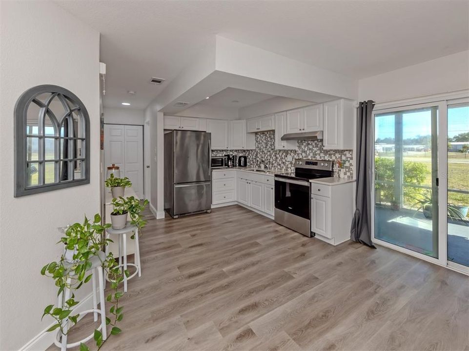 For Sale: $255,000 (2 beds, 2 baths, 912 Square Feet)