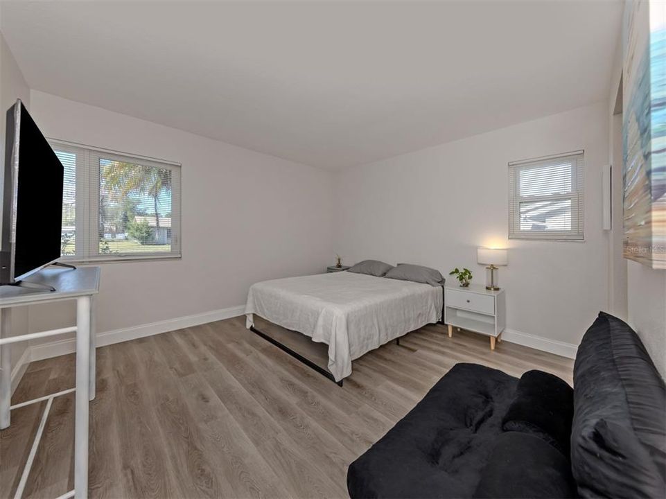 For Sale: $255,000 (2 beds, 2 baths, 912 Square Feet)