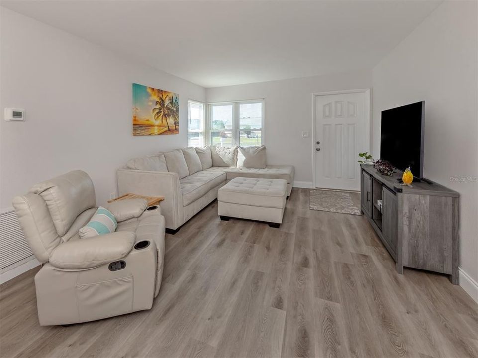 For Sale: $255,000 (2 beds, 2 baths, 912 Square Feet)