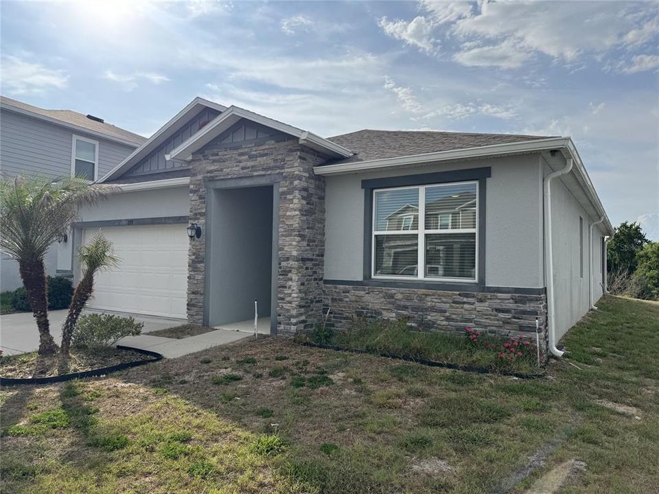 For Rent: $2,200 (4 beds, 2 baths, 1943 Square Feet)