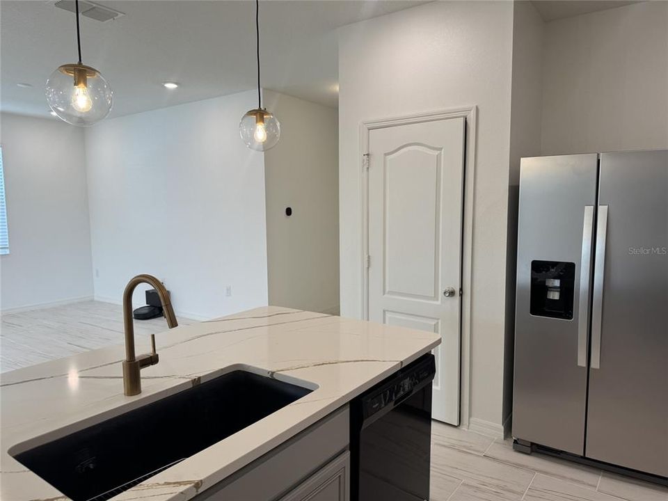For Rent: $2,200 (4 beds, 2 baths, 1943 Square Feet)