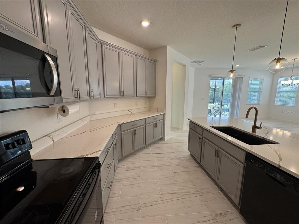 For Rent: $2,200 (4 beds, 2 baths, 1943 Square Feet)