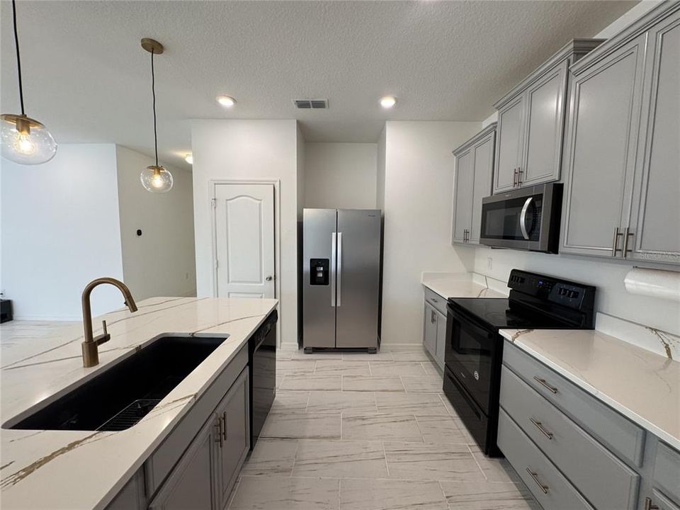 For Rent: $2,200 (4 beds, 2 baths, 1943 Square Feet)