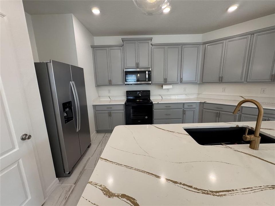 For Rent: $2,200 (4 beds, 2 baths, 1943 Square Feet)