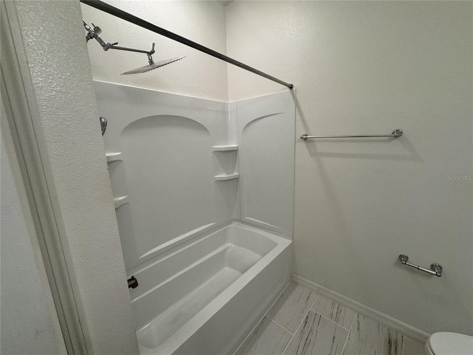 For Rent: $2,200 (4 beds, 2 baths, 1943 Square Feet)