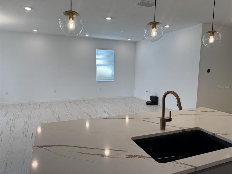 For Rent: $2,200 (4 beds, 2 baths, 1943 Square Feet)