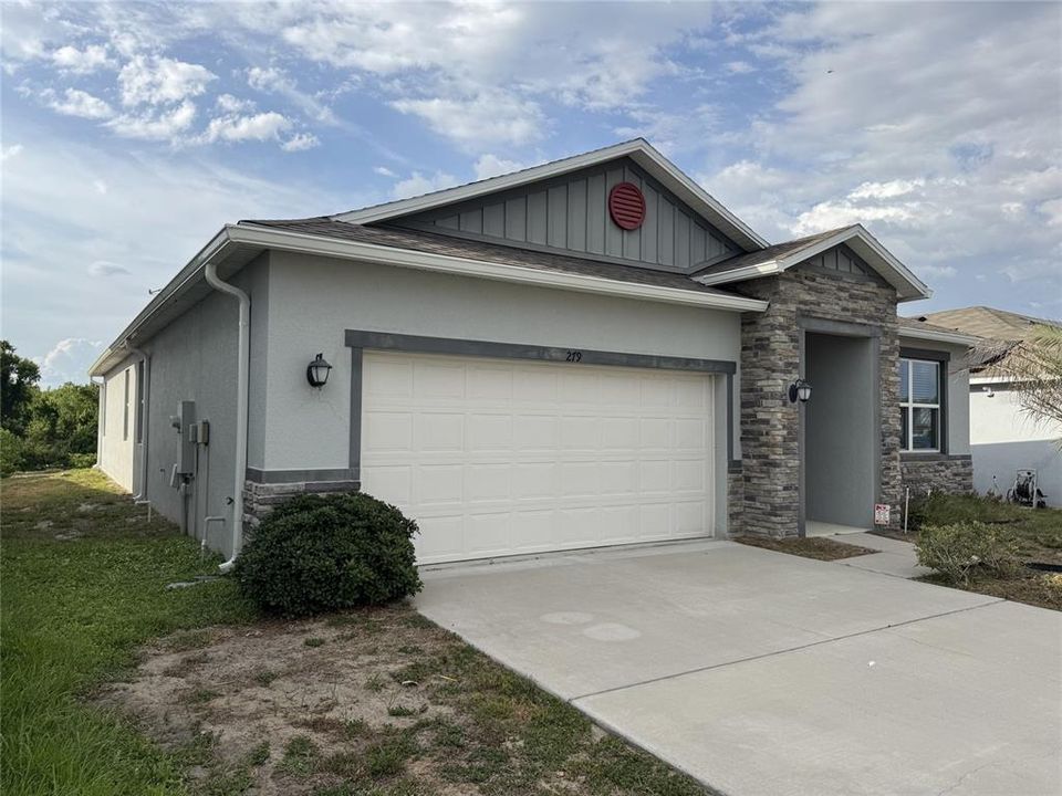 For Rent: $2,200 (4 beds, 2 baths, 1943 Square Feet)