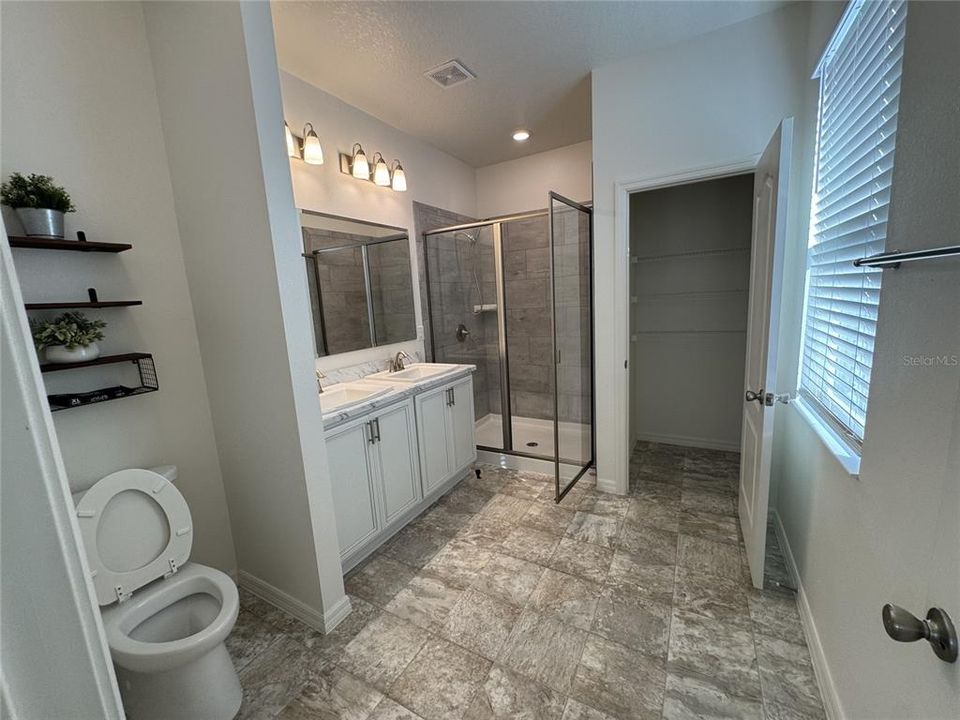 For Rent: $2,200 (4 beds, 2 baths, 1943 Square Feet)