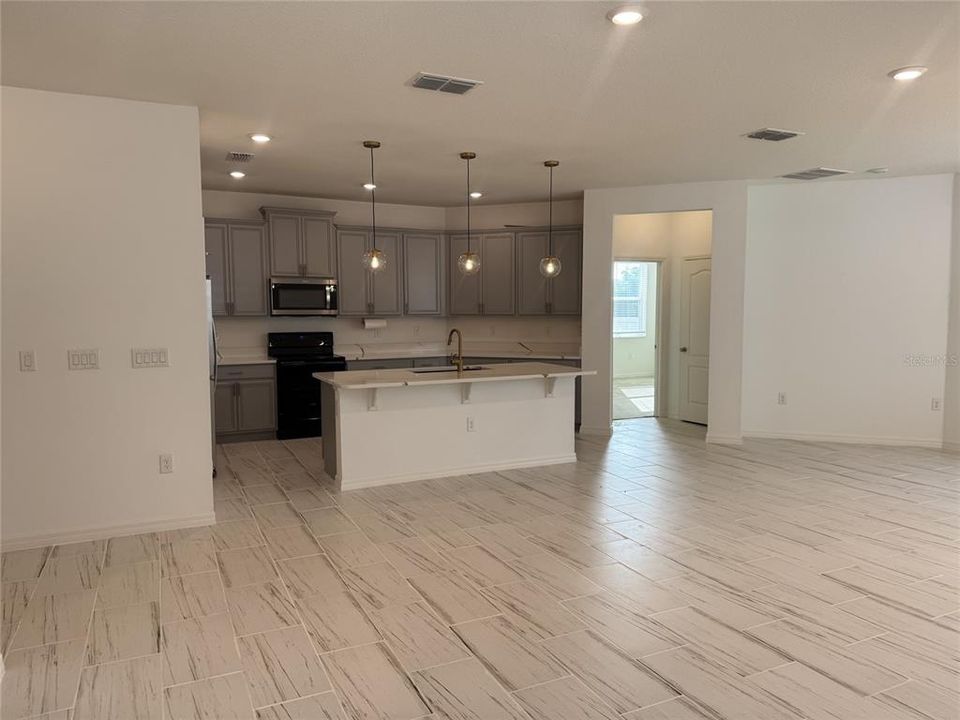For Rent: $2,200 (4 beds, 2 baths, 1943 Square Feet)