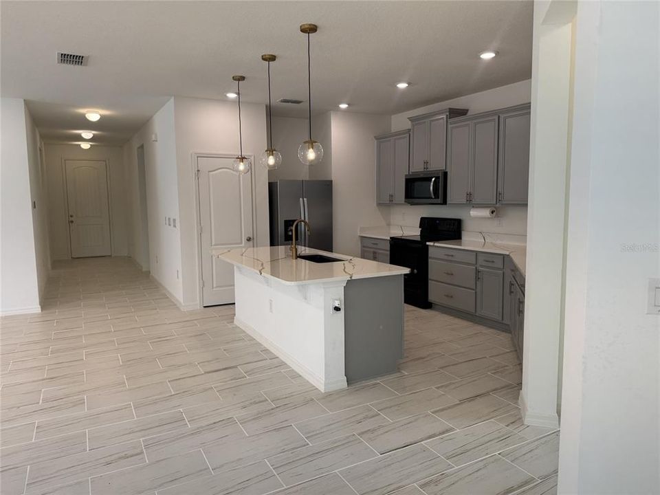 For Rent: $2,200 (4 beds, 2 baths, 1943 Square Feet)