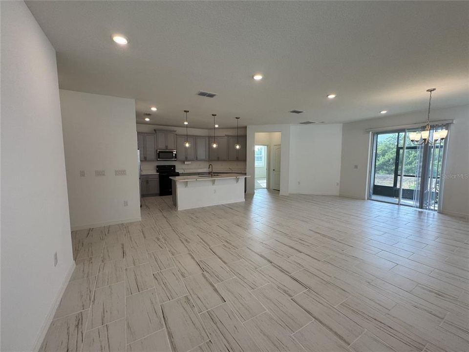 For Rent: $2,200 (4 beds, 2 baths, 1943 Square Feet)