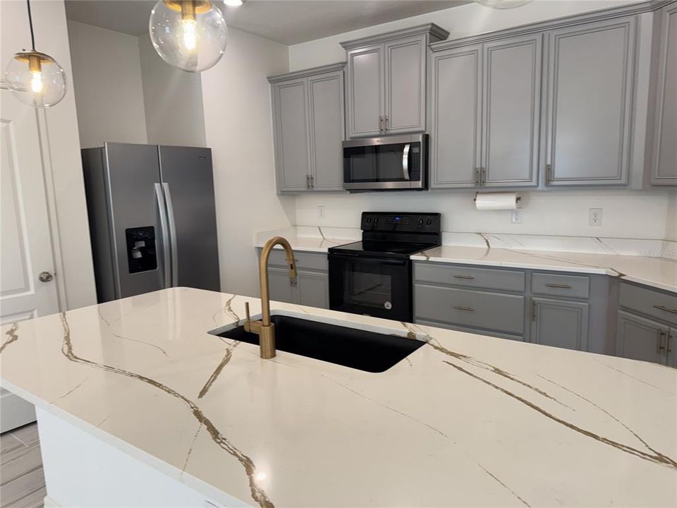 For Rent: $2,200 (4 beds, 2 baths, 1943 Square Feet)