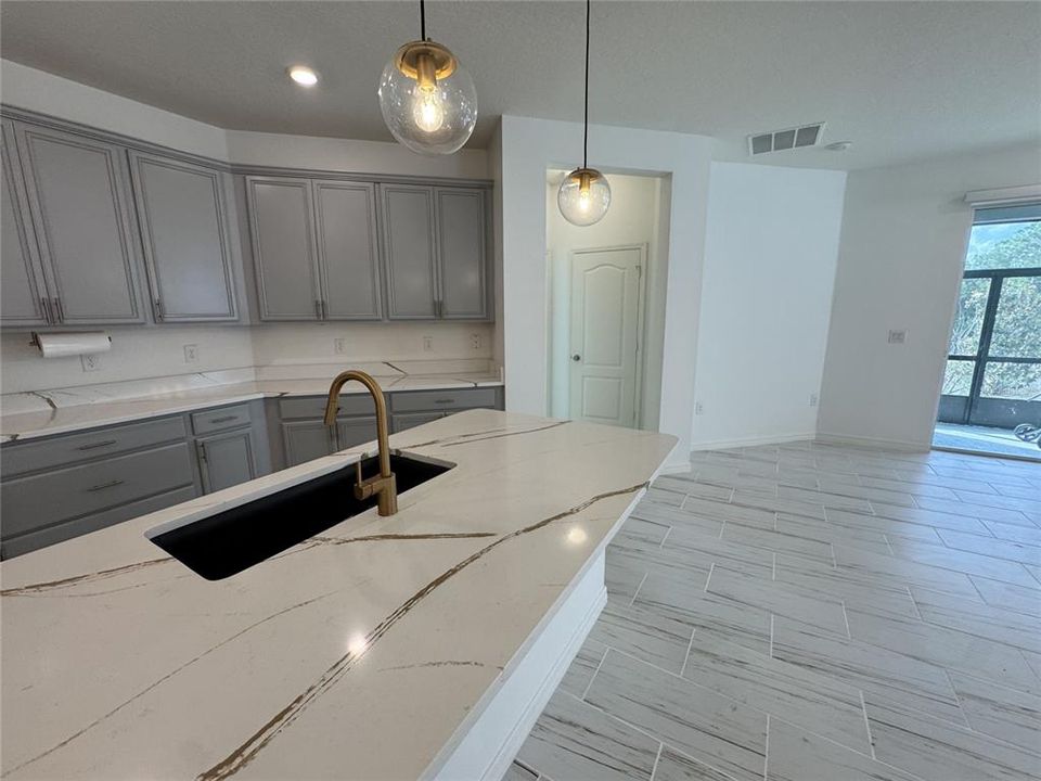 For Rent: $2,200 (4 beds, 2 baths, 1943 Square Feet)