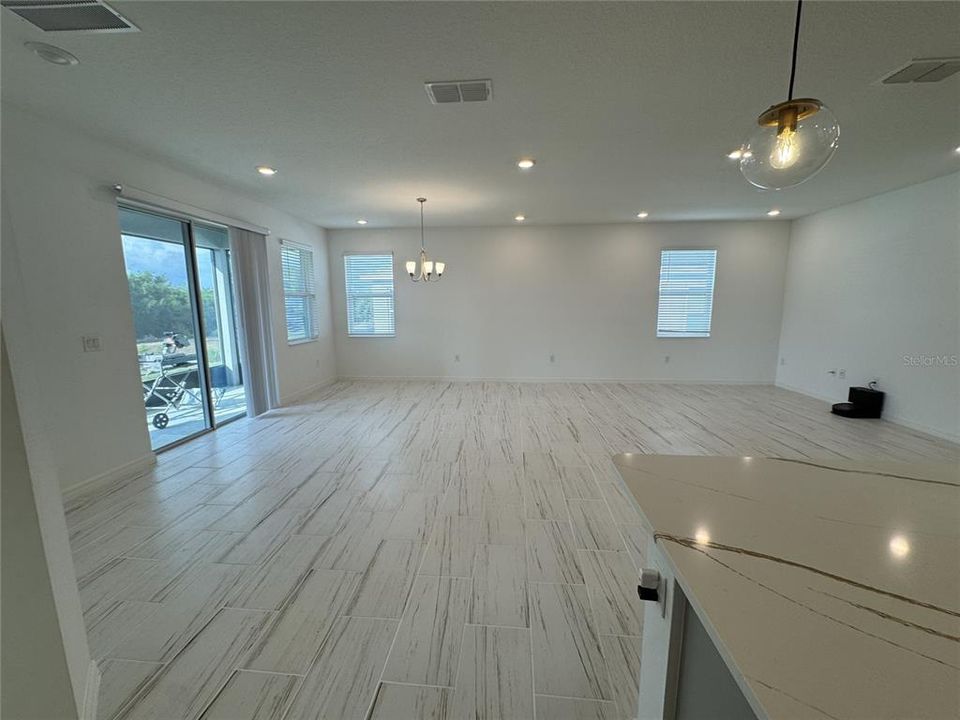 For Rent: $2,200 (4 beds, 2 baths, 1943 Square Feet)