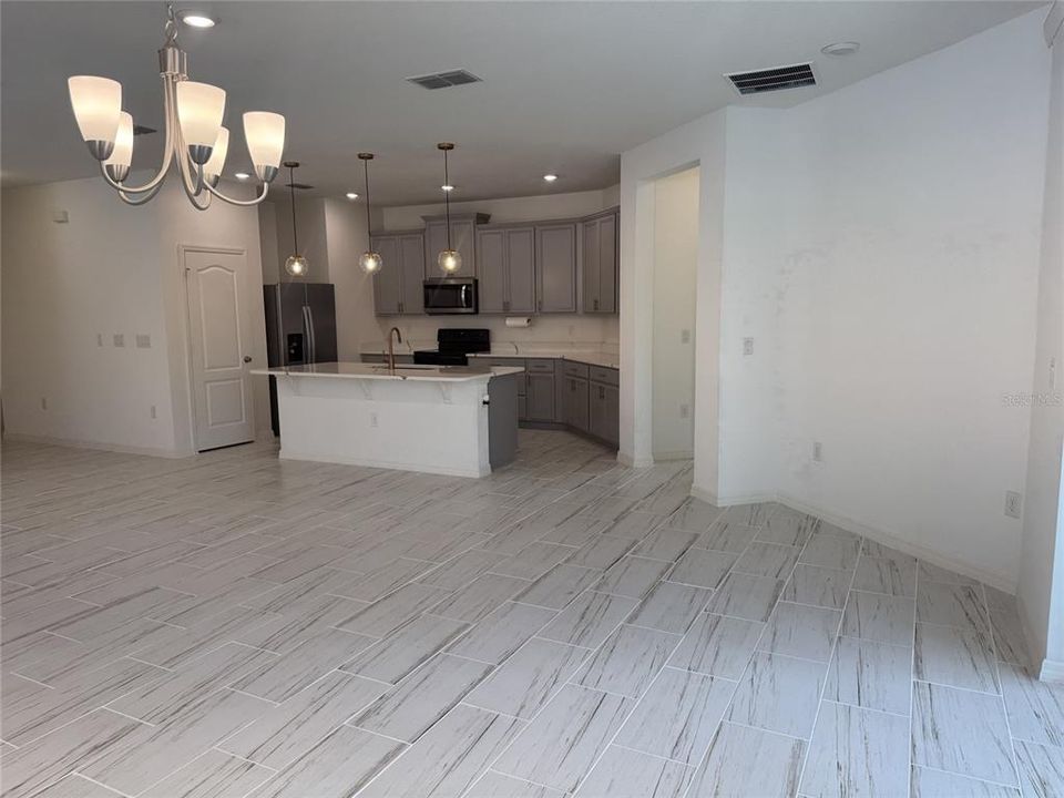 For Rent: $2,200 (4 beds, 2 baths, 1943 Square Feet)