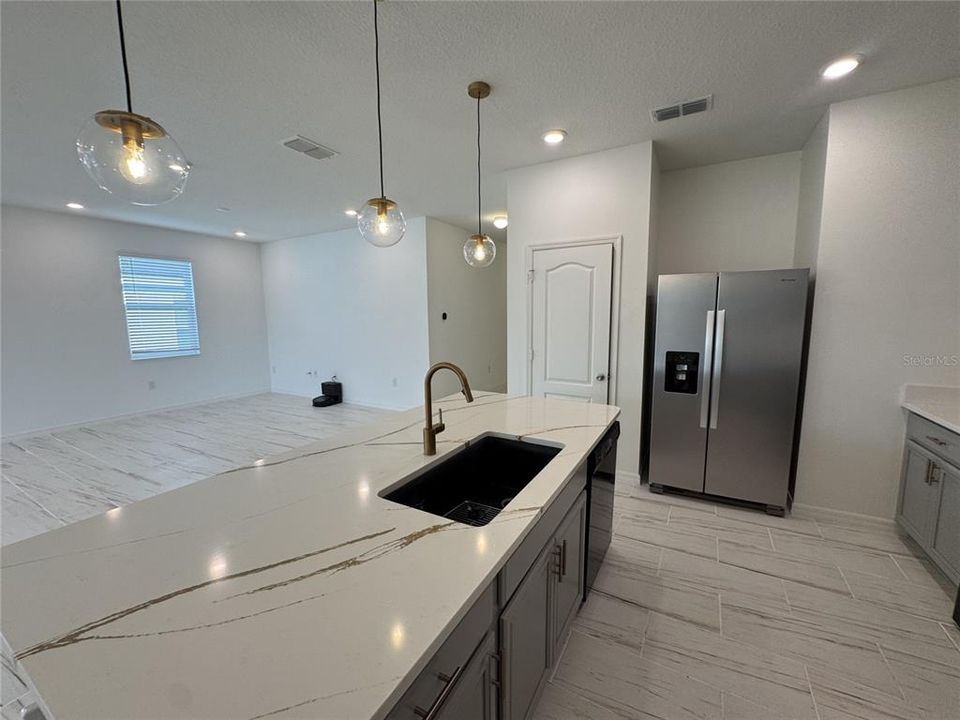 For Rent: $2,200 (4 beds, 2 baths, 1943 Square Feet)