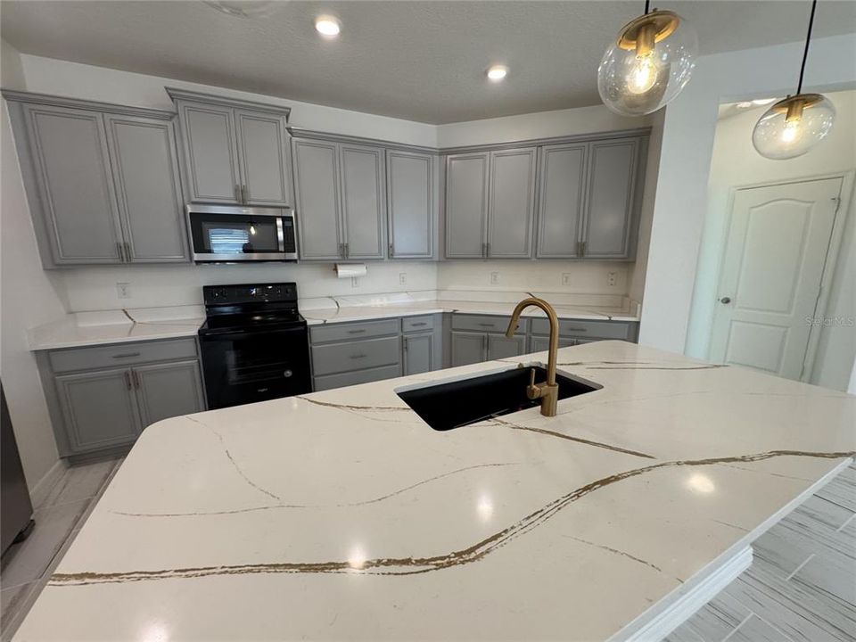 For Rent: $2,200 (4 beds, 2 baths, 1943 Square Feet)