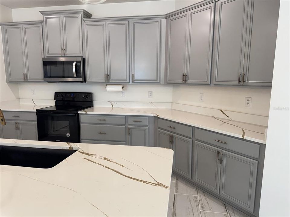 For Rent: $2,200 (4 beds, 2 baths, 1943 Square Feet)