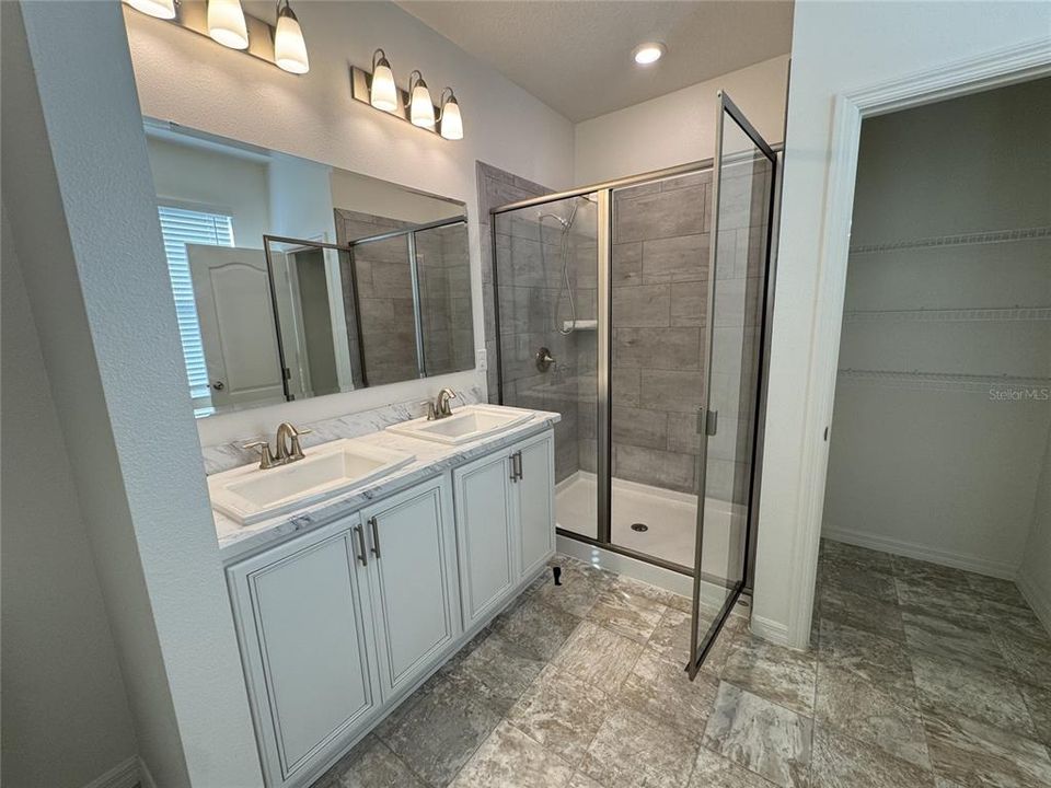 For Rent: $2,200 (4 beds, 2 baths, 1943 Square Feet)