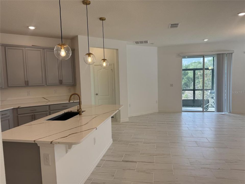 For Rent: $2,200 (4 beds, 2 baths, 1943 Square Feet)