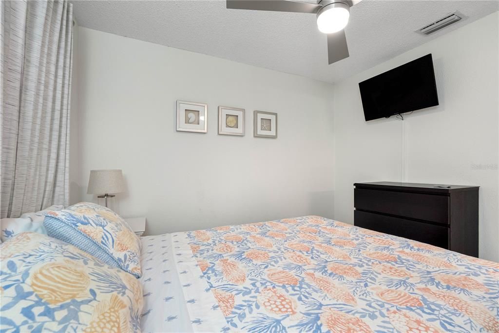 For Sale: $673,000 (2 beds, 1 baths, 725 Square Feet)