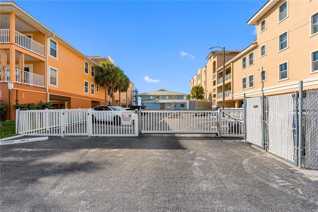 For Sale: $673,000 (2 beds, 1 baths, 725 Square Feet)