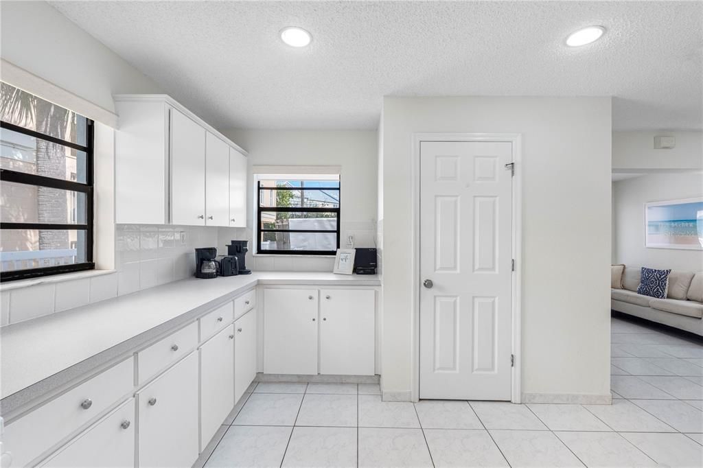 For Sale: $673,000 (2 beds, 1 baths, 725 Square Feet)