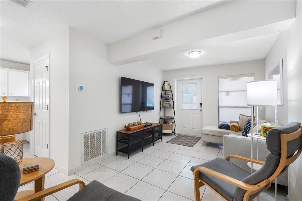 For Sale: $673,000 (2 beds, 1 baths, 725 Square Feet)