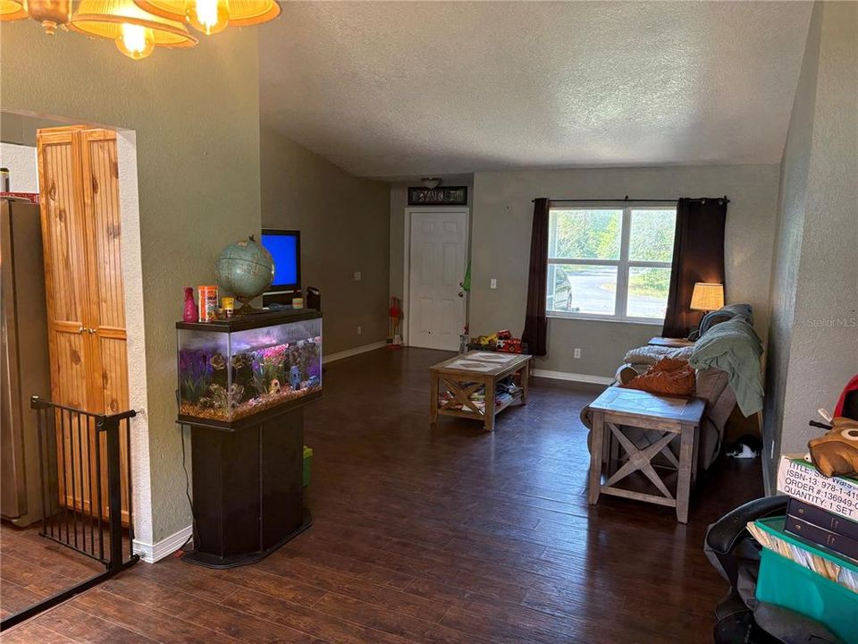 Active With Contract: $239,900 (3 beds, 2 baths, 1684 Square Feet)