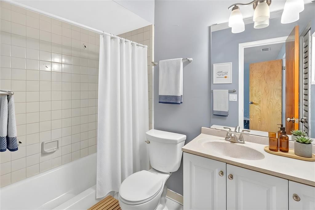 For Sale: $175,000 (2 beds, 2 baths, 1082 Square Feet)
