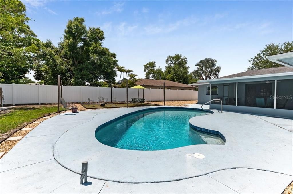 Active With Contract: $600,000 (4 beds, 3 baths, 2076 Square Feet)