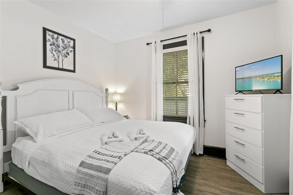 For Sale: $1,650,000 (7 beds, 3 baths, 3543 Square Feet)