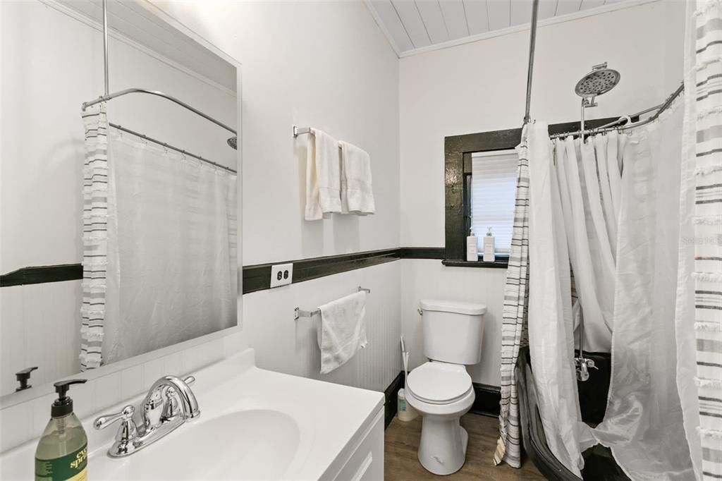 For Sale: $1,650,000 (7 beds, 3 baths, 3543 Square Feet)