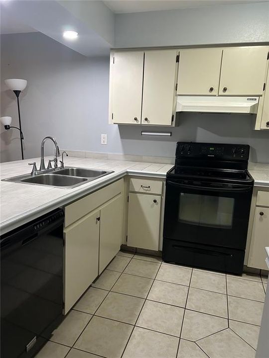 For Rent: $1,900 (2 beds, 2 baths, 970 Square Feet)