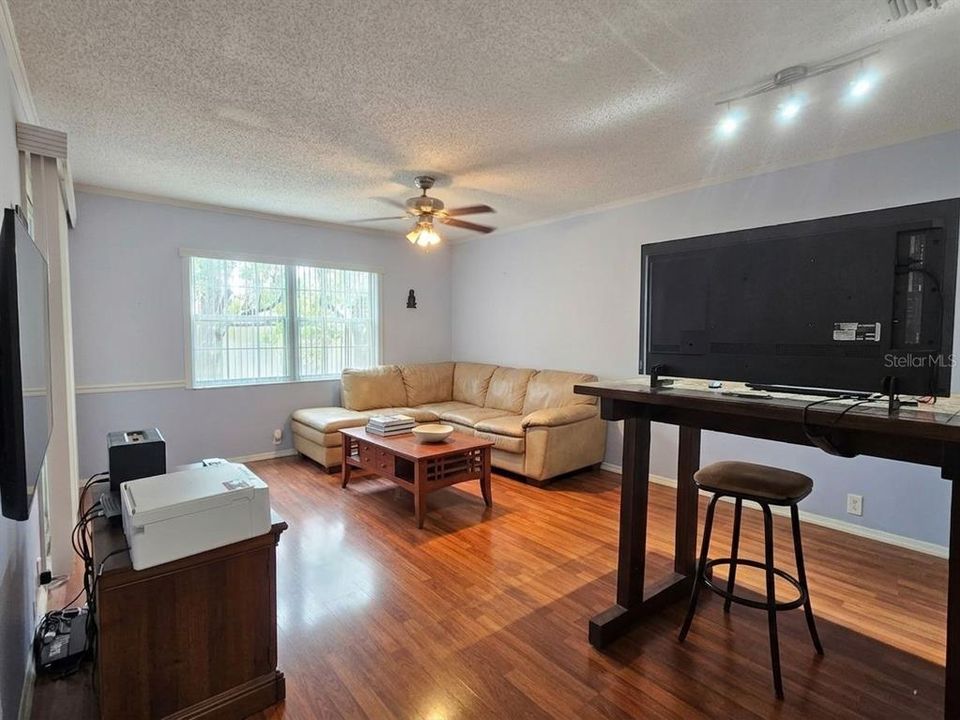 For Sale: $126,000 (1 beds, 1 baths, 620 Square Feet)