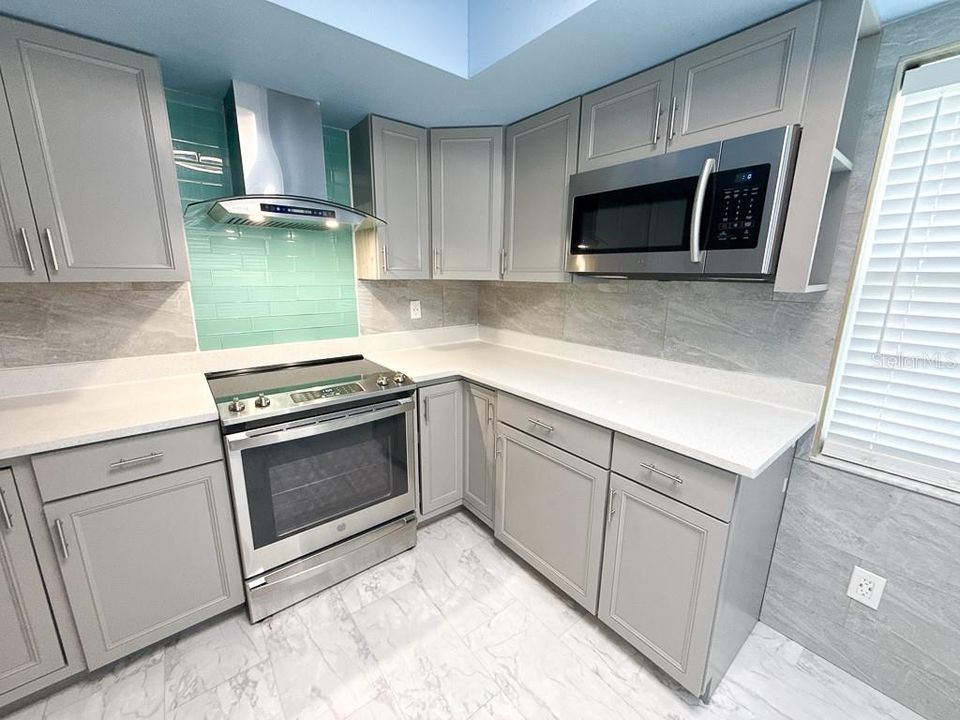 For Sale: $265,900 (2 beds, 2 baths, 1025 Square Feet)