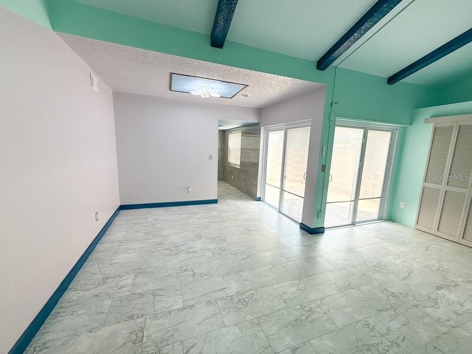 For Sale: $265,900 (2 beds, 2 baths, 1025 Square Feet)
