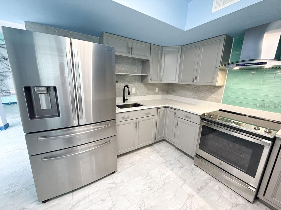 For Sale: $265,900 (2 beds, 2 baths, 1025 Square Feet)