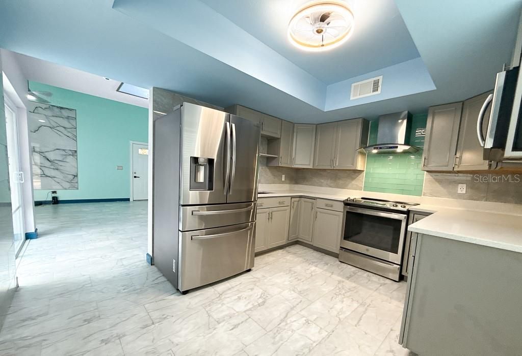 For Sale: $265,900 (2 beds, 2 baths, 1025 Square Feet)