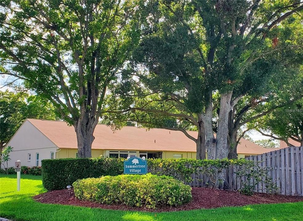 Active With Contract: $199,900 (2 beds, 2 baths, 810 Square Feet)