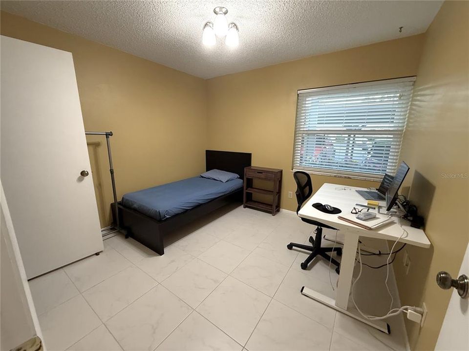 Active With Contract: $199,900 (2 beds, 2 baths, 810 Square Feet)