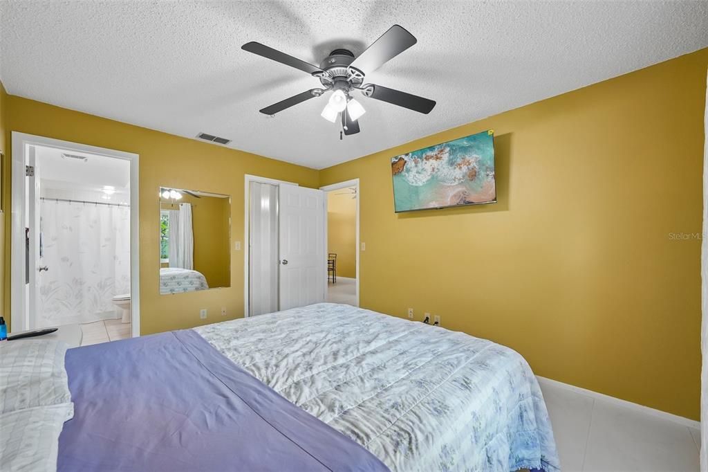 Active With Contract: $199,900 (2 beds, 2 baths, 810 Square Feet)