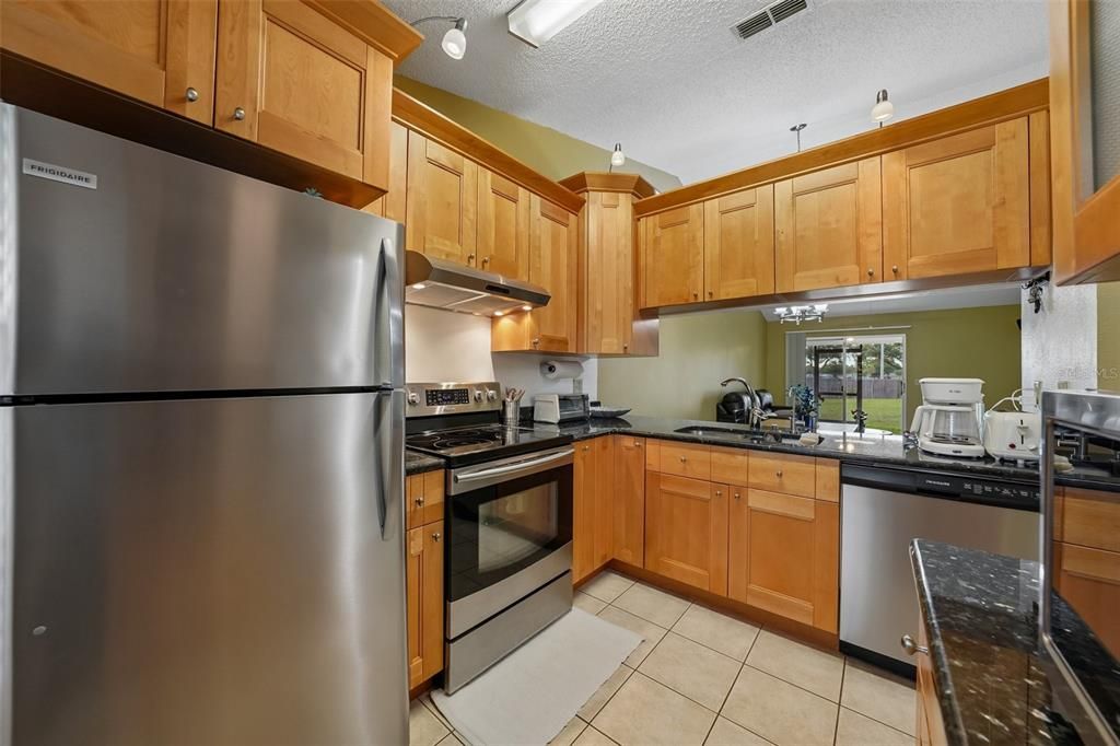 Active With Contract: $199,900 (2 beds, 2 baths, 810 Square Feet)