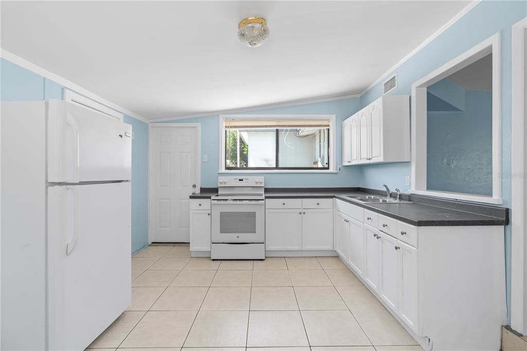 Active With Contract: $2,299 (3 beds, 2 baths, 1259 Square Feet)