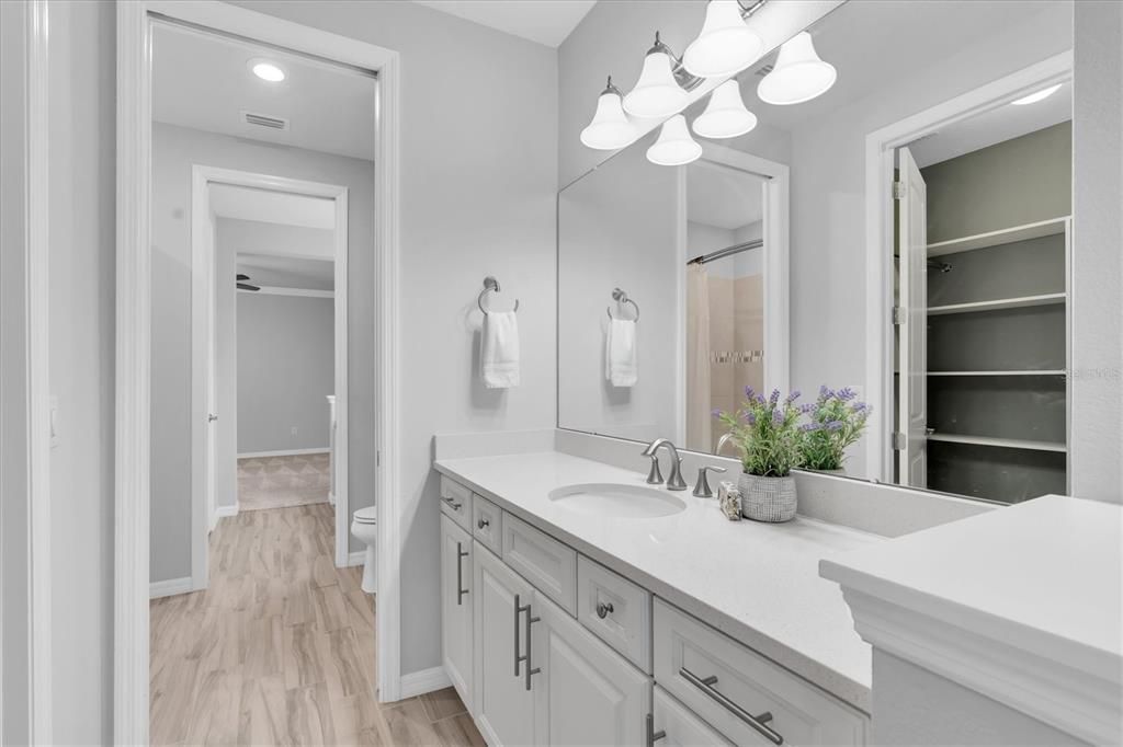 En Venta: $1,279,900 (4 camas, 4 baños, 4526 Pies cuadrados)