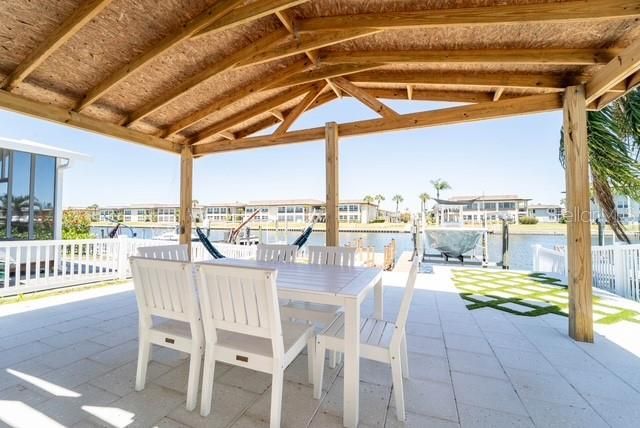 For Sale: $439,000 (2 beds, 2 baths, 986 Square Feet)