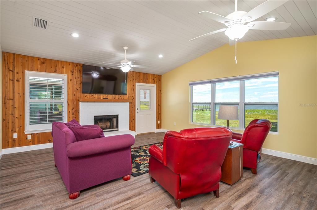 For Sale: $439,900 (2 beds, 2 baths, 1400 Square Feet)