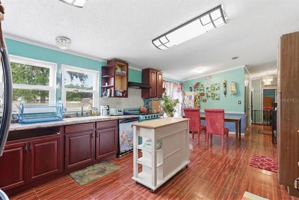 На продажу: $255,000 (4 спален, 2 ванн, 2052 Квадратных фут)