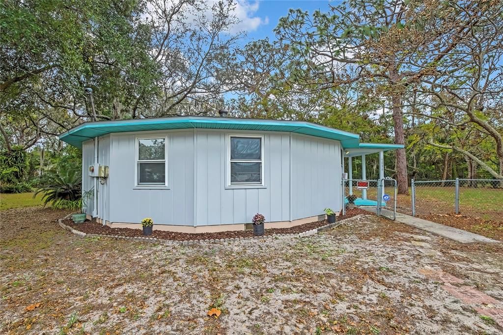 For Sale: $174,900 (2 beds, 1 baths, 930 Square Feet)